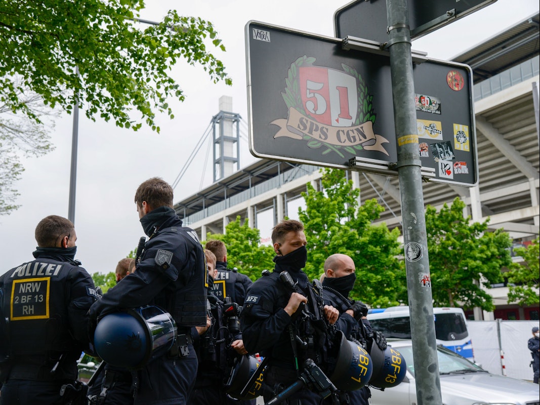 Polizeikräfte stehen vor dem Rhein-Energie-Stadion in Köln.