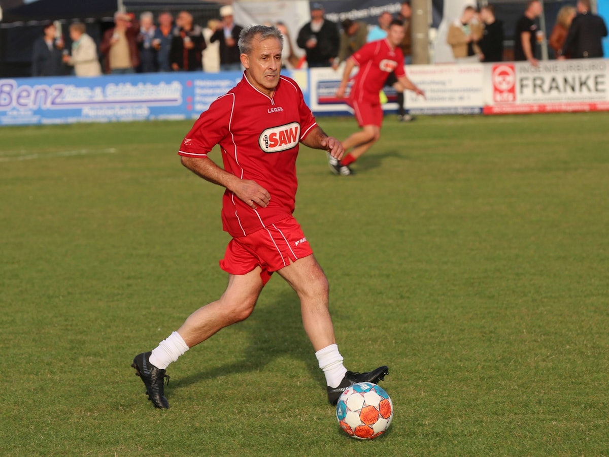 Ex-Fußballer Pierre Littbarski kann es noch am Ball.