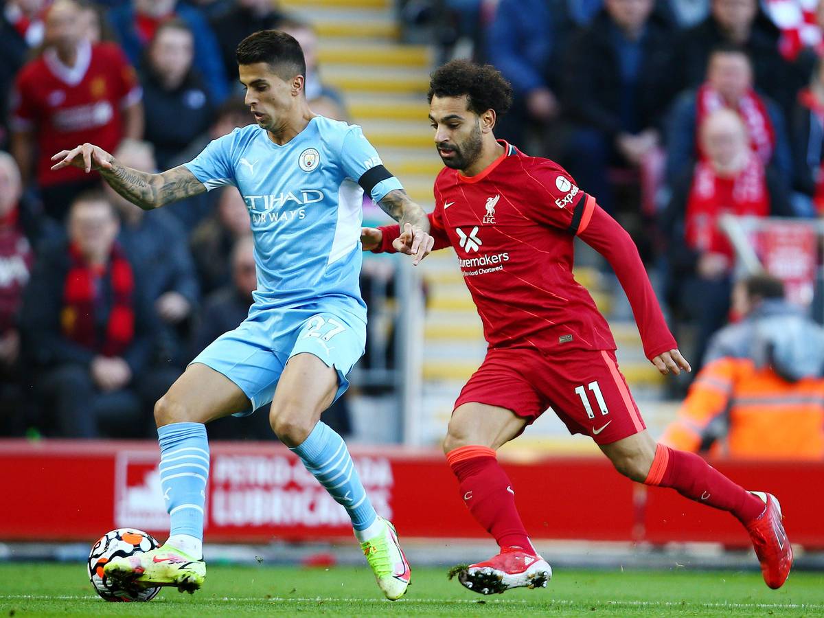 Joao Cancelo und Mohamed Salah im Zweikampf.