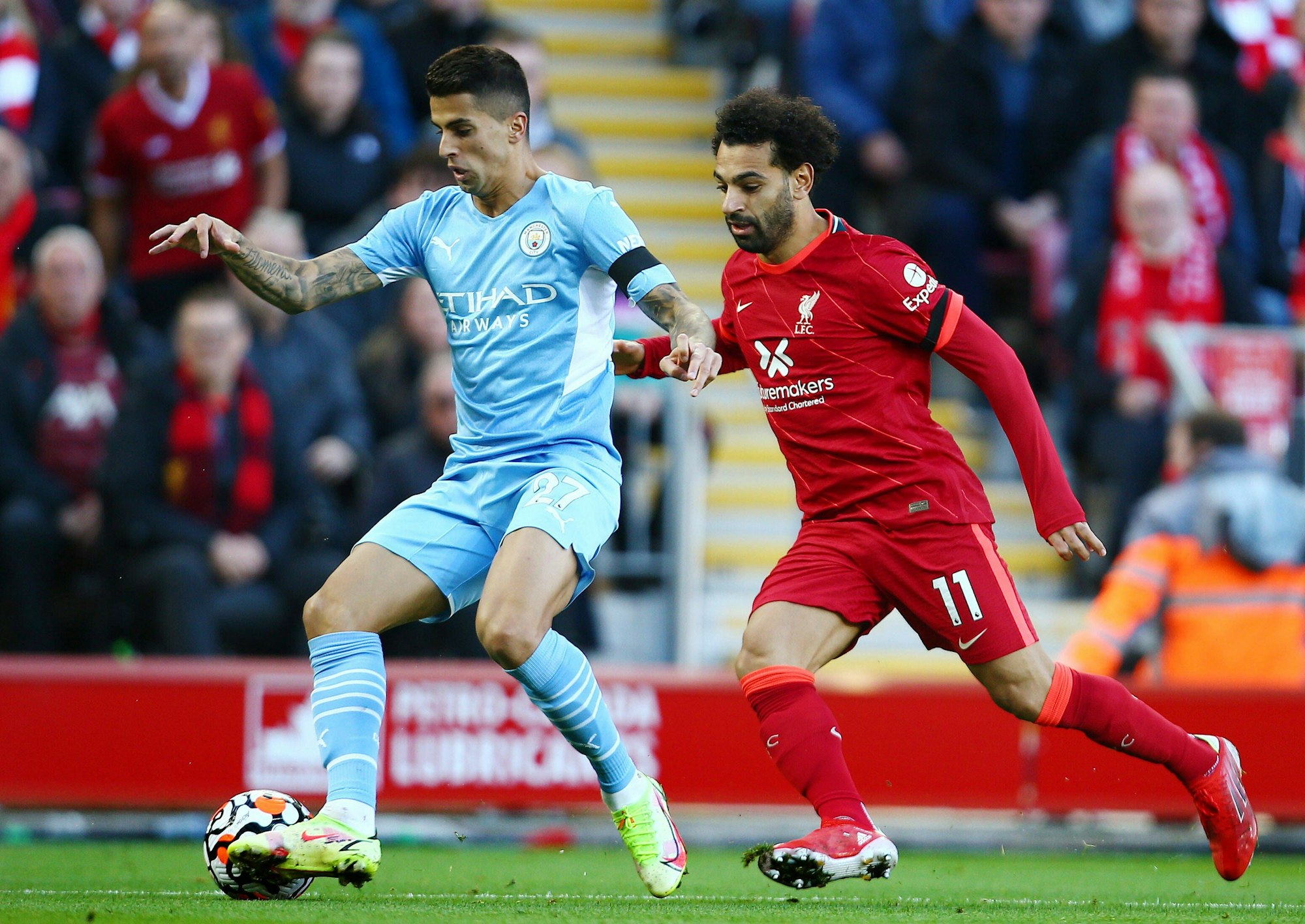 Joao Cancelo und Mohamed Salah im Zweikampf.