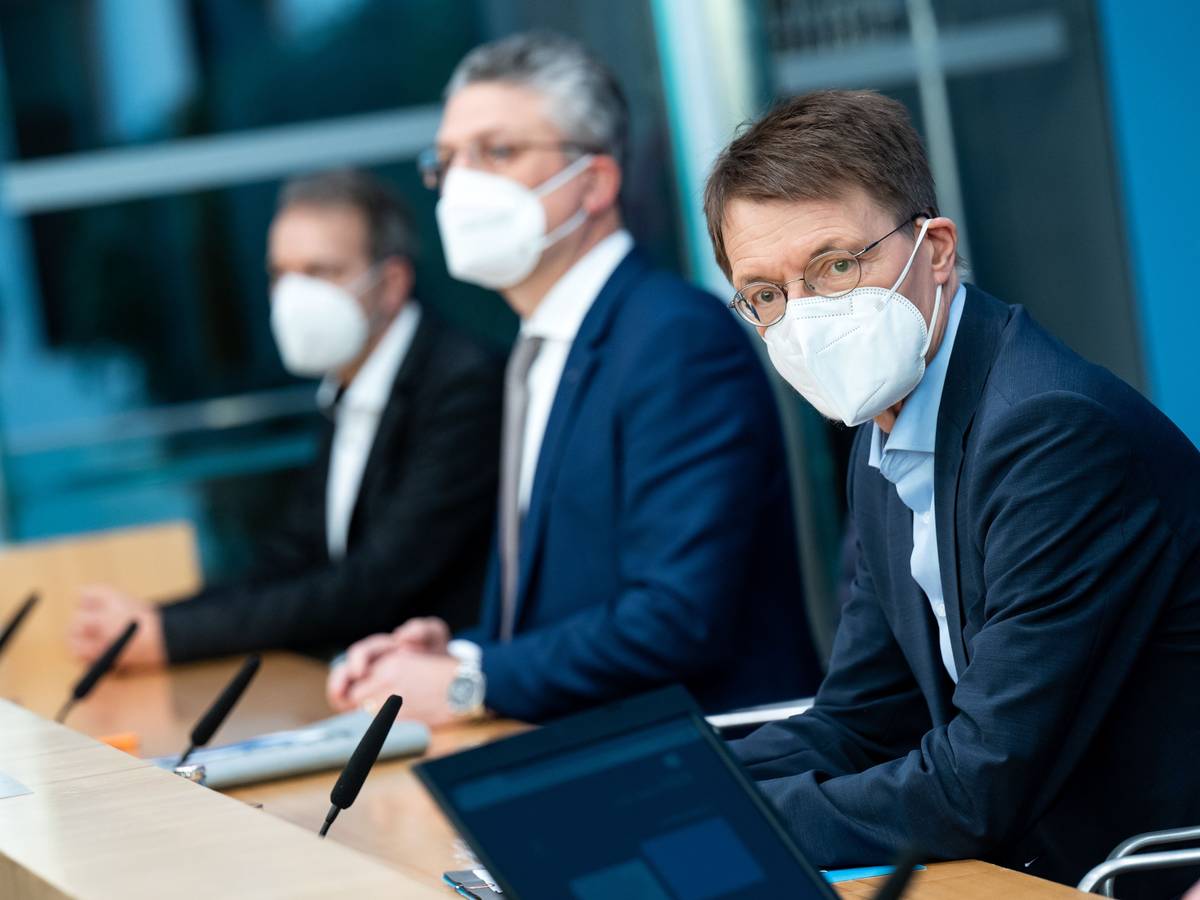 Karl Lauterbach (SPD, r-l), Bundesminister für Gesundheit, Lothar H. Wieler, Präsident des Robert Koch-Instituts (RKI), und Jörg Dötsch, Direktor der Klinik für Kinder- und Jugendmedizin an der Uniklinik Köln, äußern sich in der Bundespressekonferenz zur Corona-Impfung für Kinder und zur Lage der Impfstoffversorgung.