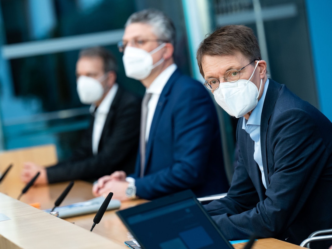 Karl Lauterbach (SPD, r-l), Bundesminister für Gesundheit, Lothar H. Wieler, Präsident des Robert Koch-Instituts (RKI), und Jörg Dötsch, Direktor der Klinik für Kinder- und Jugendmedizin an der Uniklinik Köln, äußern sich in der Bundespressekonferenz zur Corona-Impfung für Kinder und zur Lage der Impfstoffversorgung.