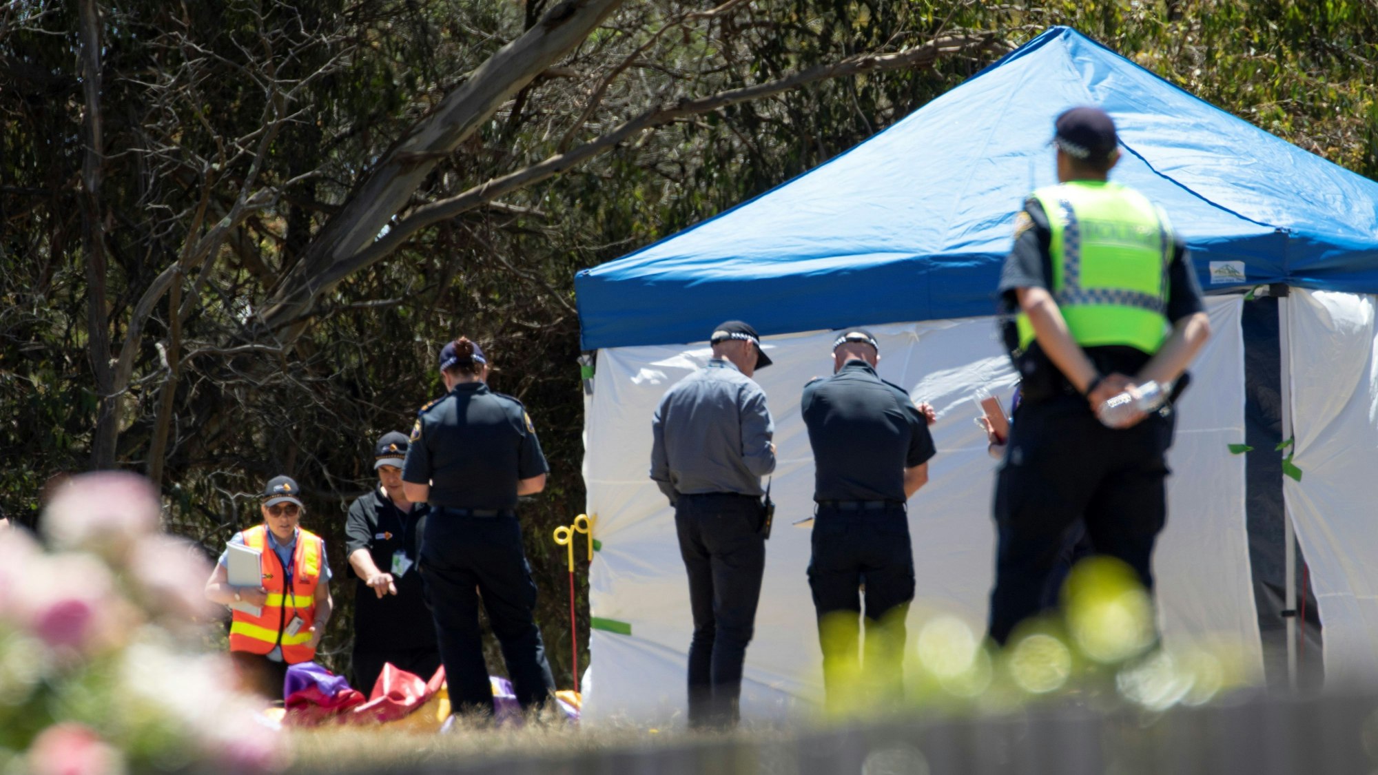 Beamte von Worksafe Tasmania inspizieren die Hüpfburg an der Hillcrest Primary School.
