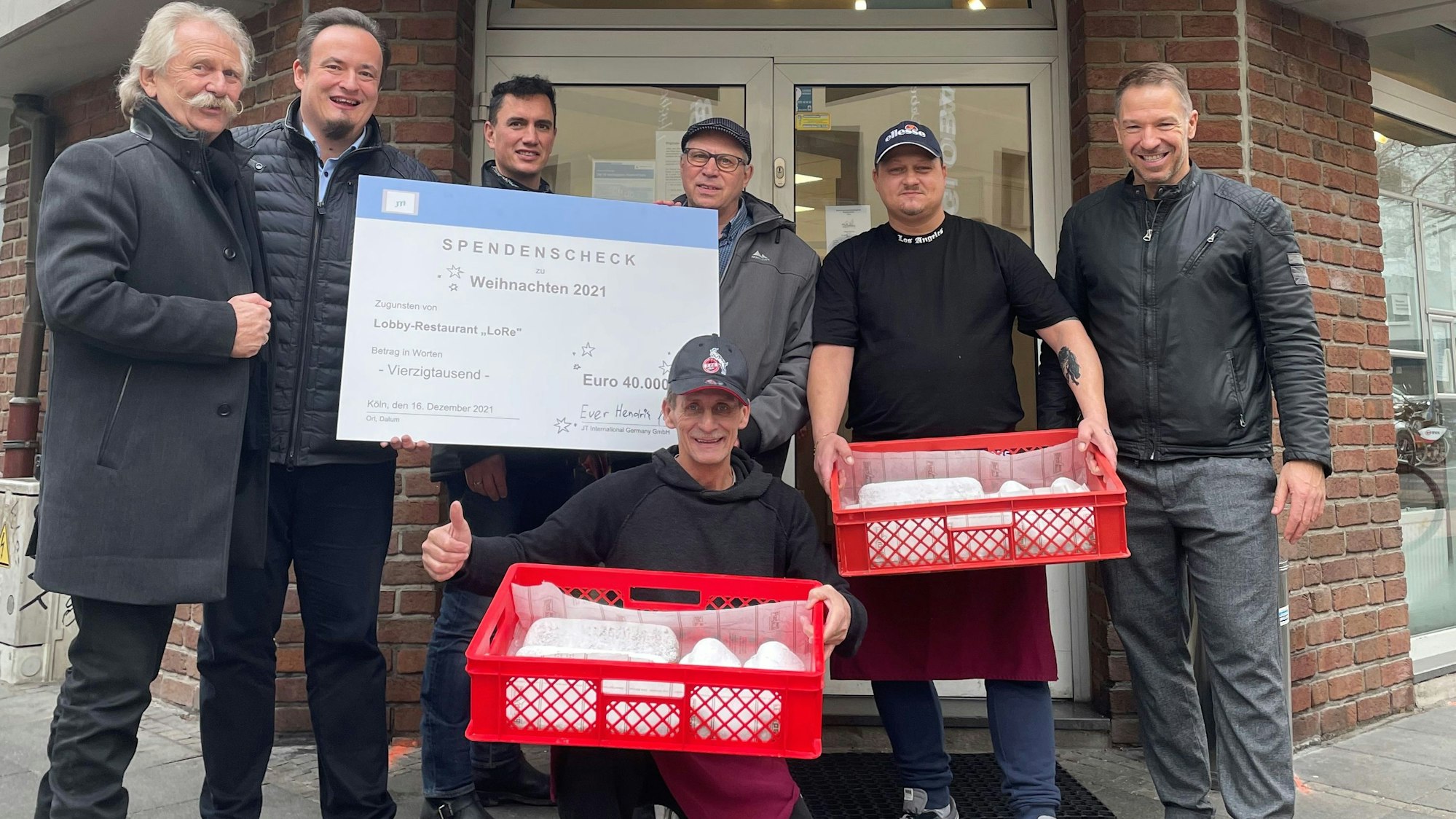 Die Höhner und andere Beteiligte am Donnerstag vor dem Lobbyrestaurant in Köln.
