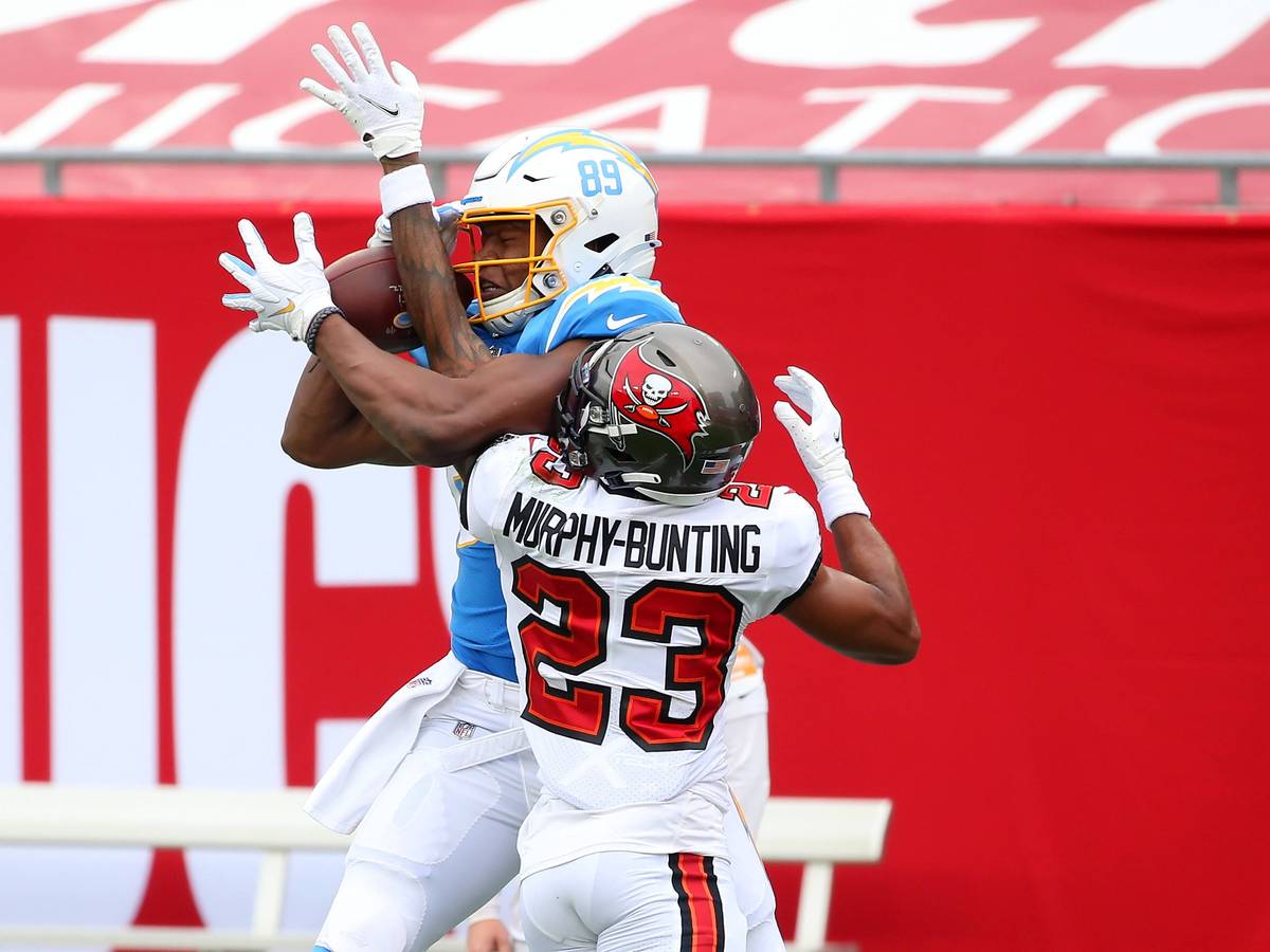 Chargers-Profi Donald Parham Jr. (blau) setzt sich gegen Buccaneers-Spieler Sean Murphy-Bunting (weiß) in der gegnerischen Endzone durch und fängt den Touchdown-Pass.