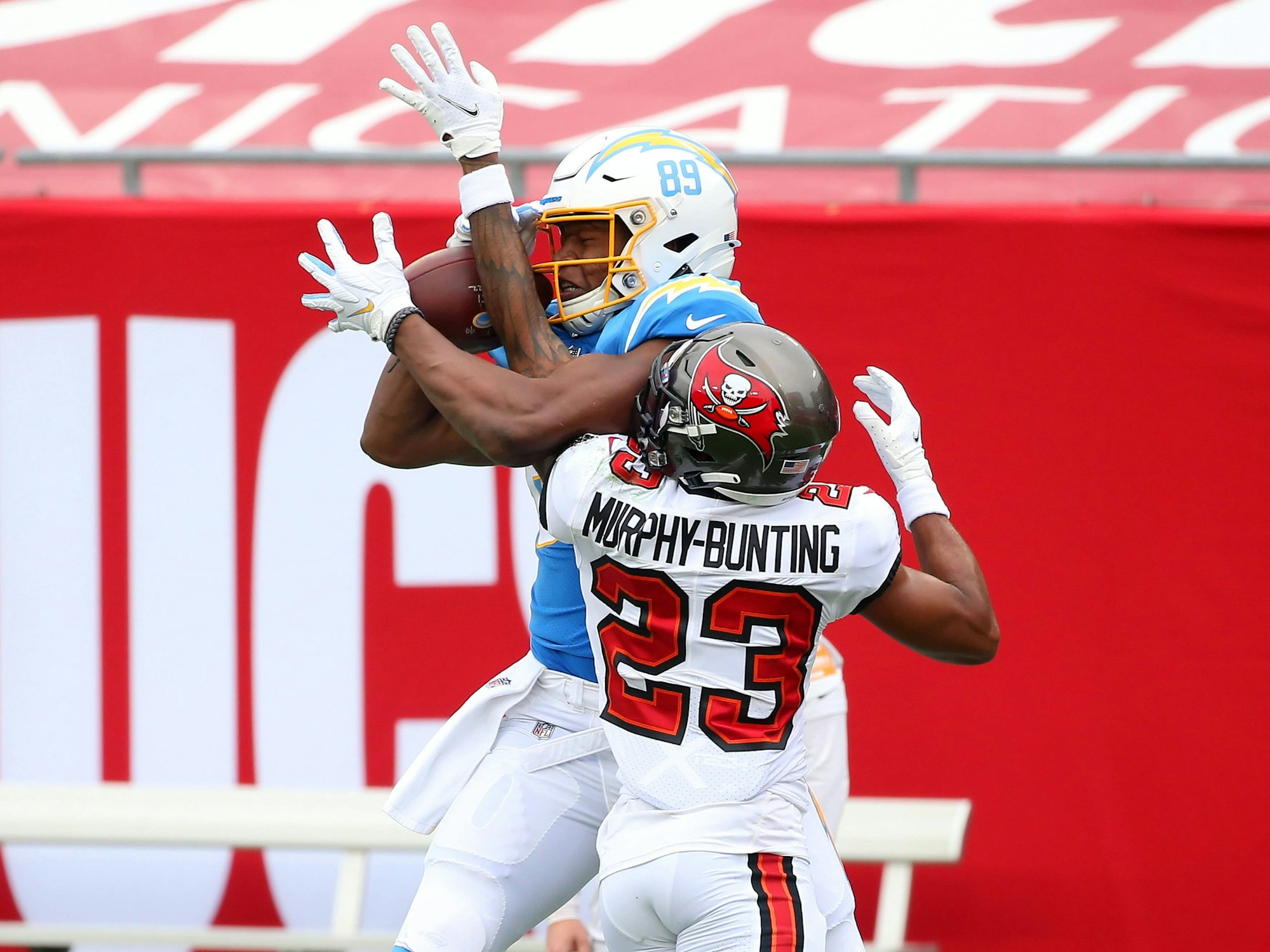 Chargers-Profi Donald Parham Jr. (blau) setzt sich gegen Buccaneers-Spieler Sean Murphy-Bunting (weiß) in der gegnerischen Endzone durch und fängt den Touchdown-Pass.
