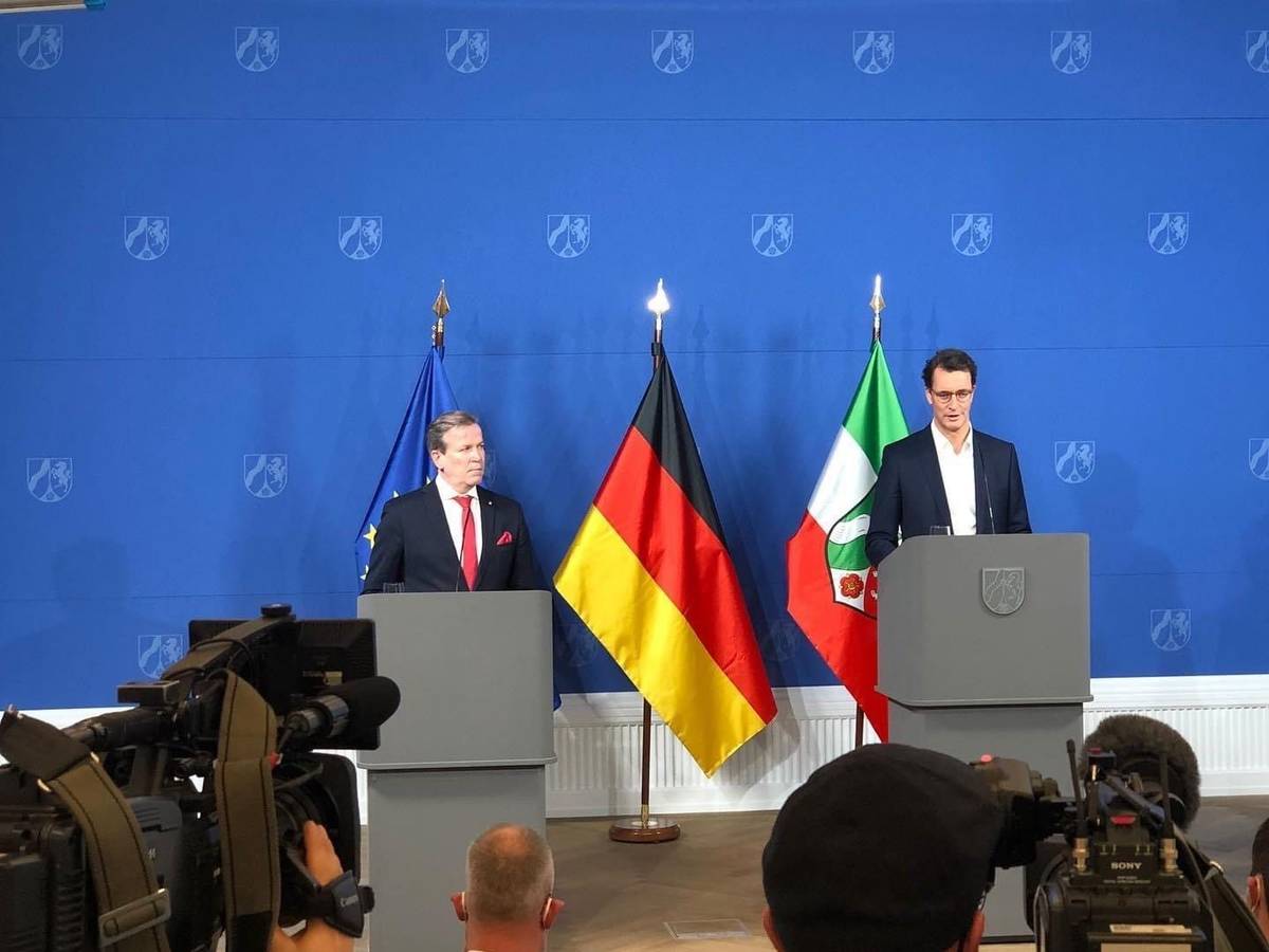 Christoph Kuckelkorn(l.) und Hendrik Wüst am Dienstag (14. Dezember) in der Staatskanzlei in Düsseldorf