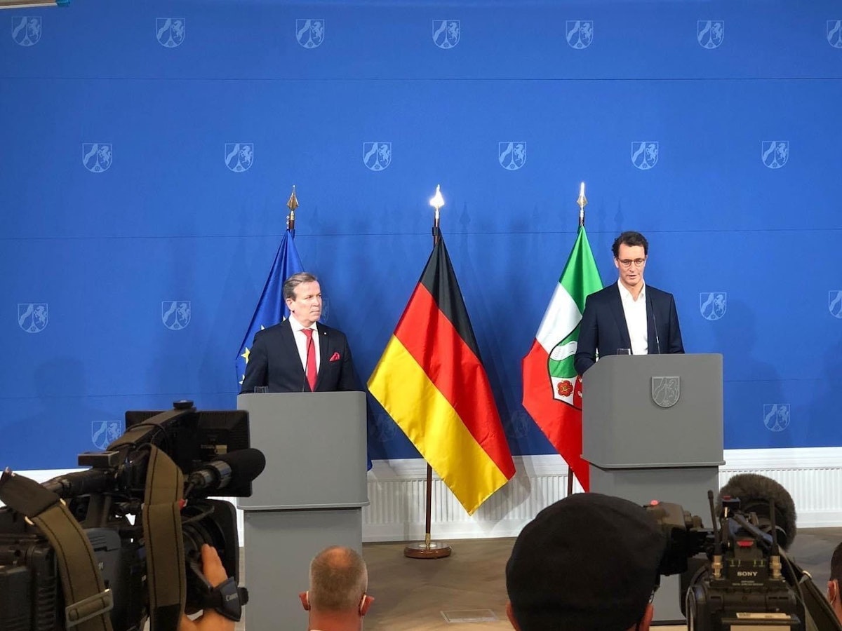 Christoph Kuckelkorn(l.) und Hendrik Wüst am Dienstag (14. Dezember) in der Staatskanzlei in Düsseldorf