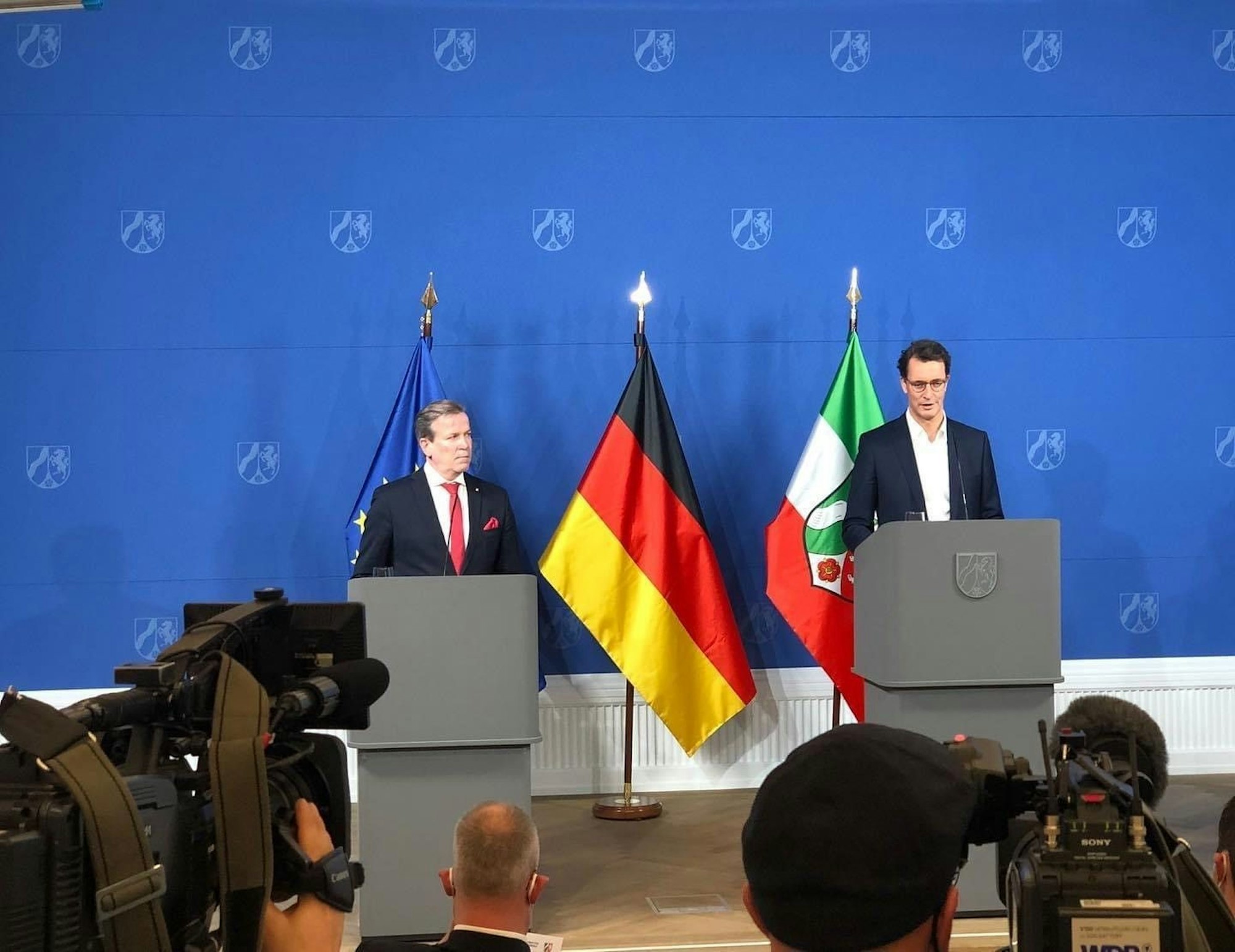 Christoph Kuckelkorn(l.) und Hendrik Wüst am Dienstag (14. Dezember) in der Staatskanzlei in Düsseldorf