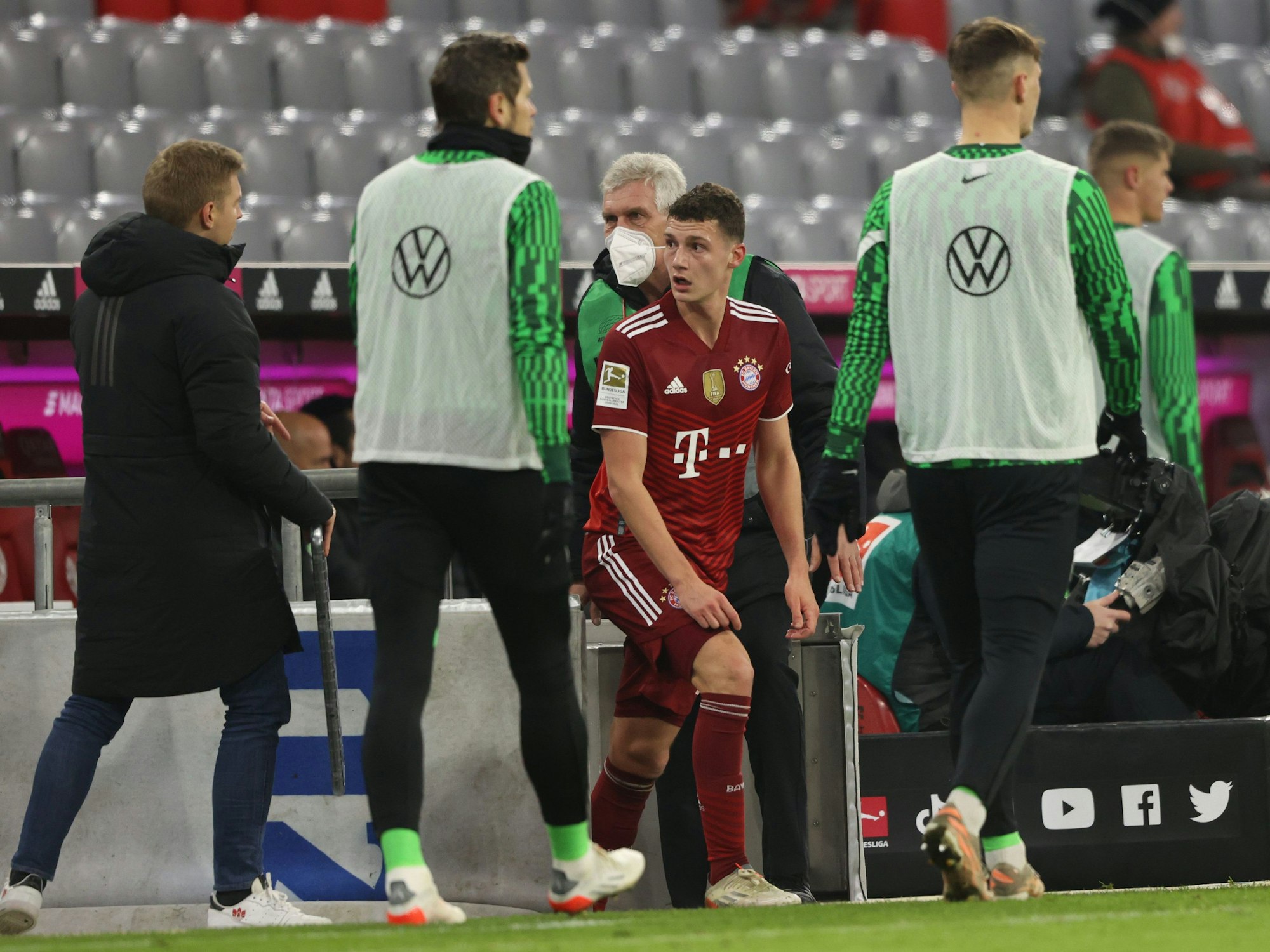 Benjamin Pavard kommt zurück aus der Kabine.