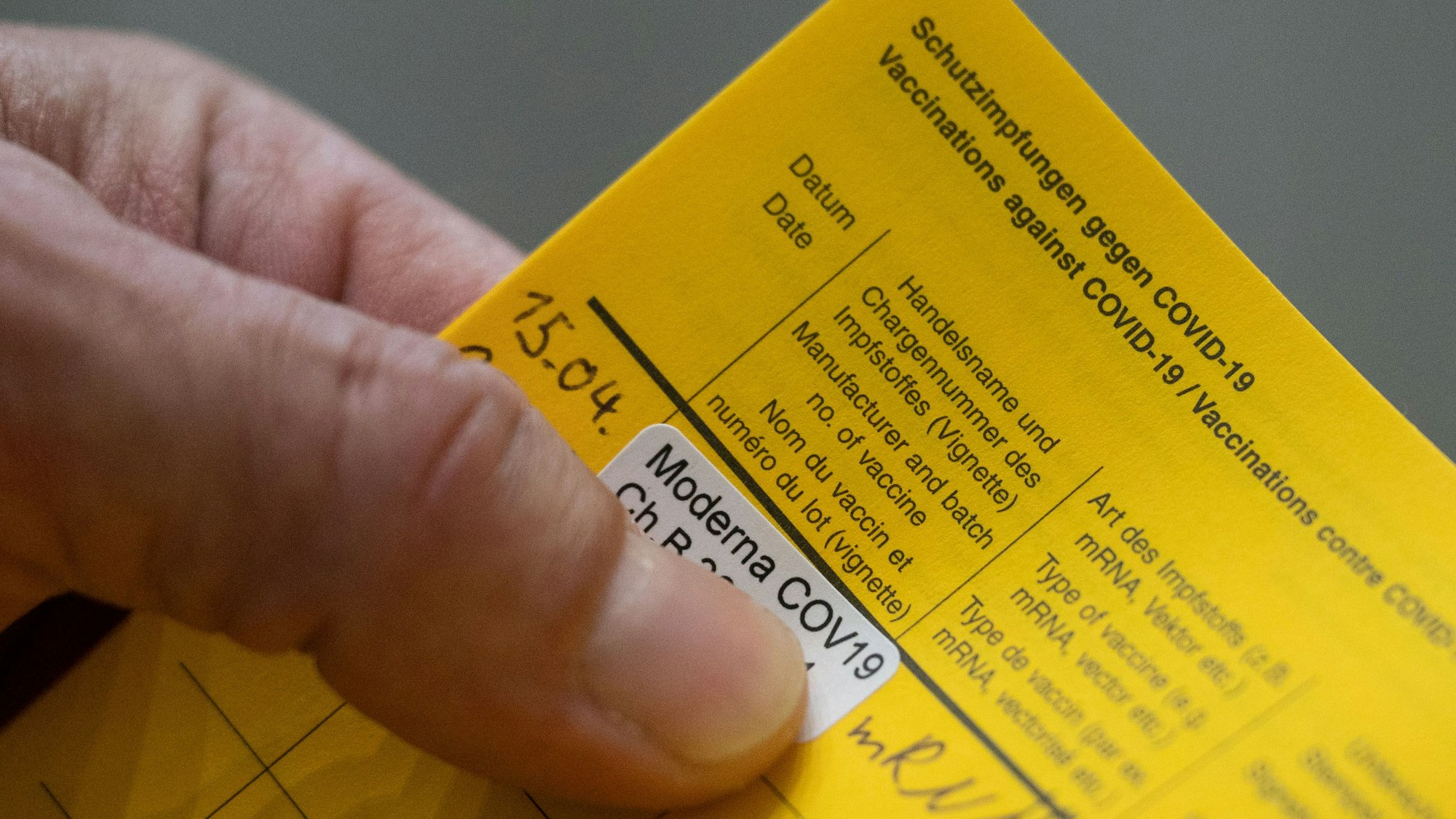 Ein Aufkleber der auf eine Impfung mit dem Impfstoff Moderna hinweist, klebt im Impfpass eines Impflings.