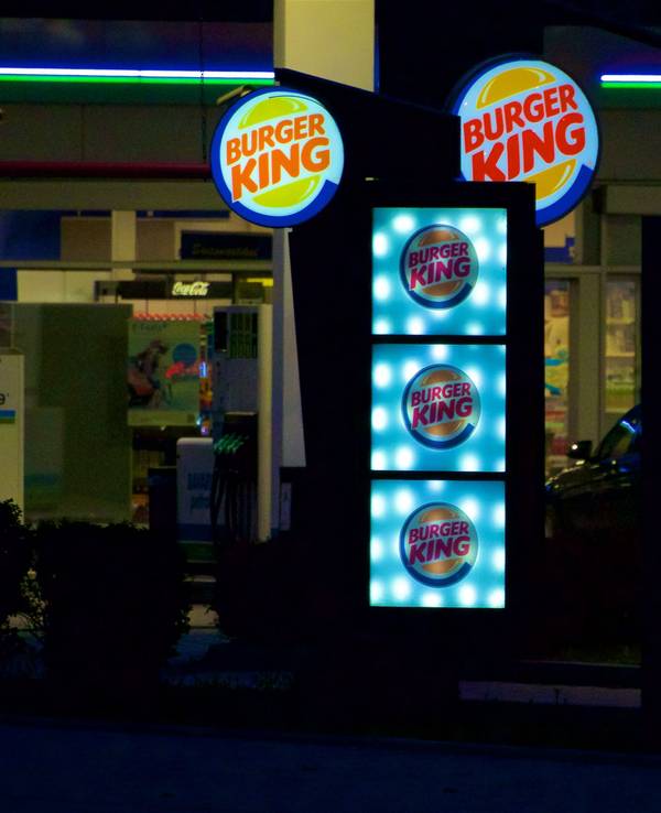 Ein Dickicht von Leuchtreklamen vor einer Münchner Burger-King-Filiale.