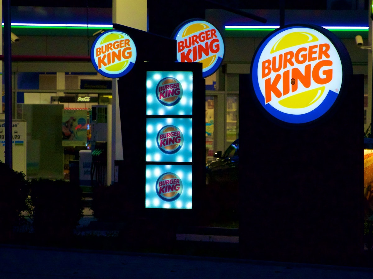 Ein Dickicht von Leuchtreklamen vor einer Münchner Burger-King-Filiale.