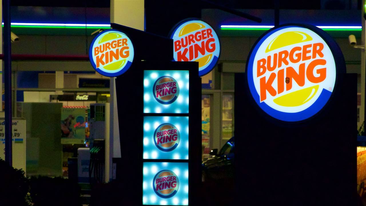 Ein Dickicht von Leuchtreklamen vor einer Münchner Burger-King-Filiale.
