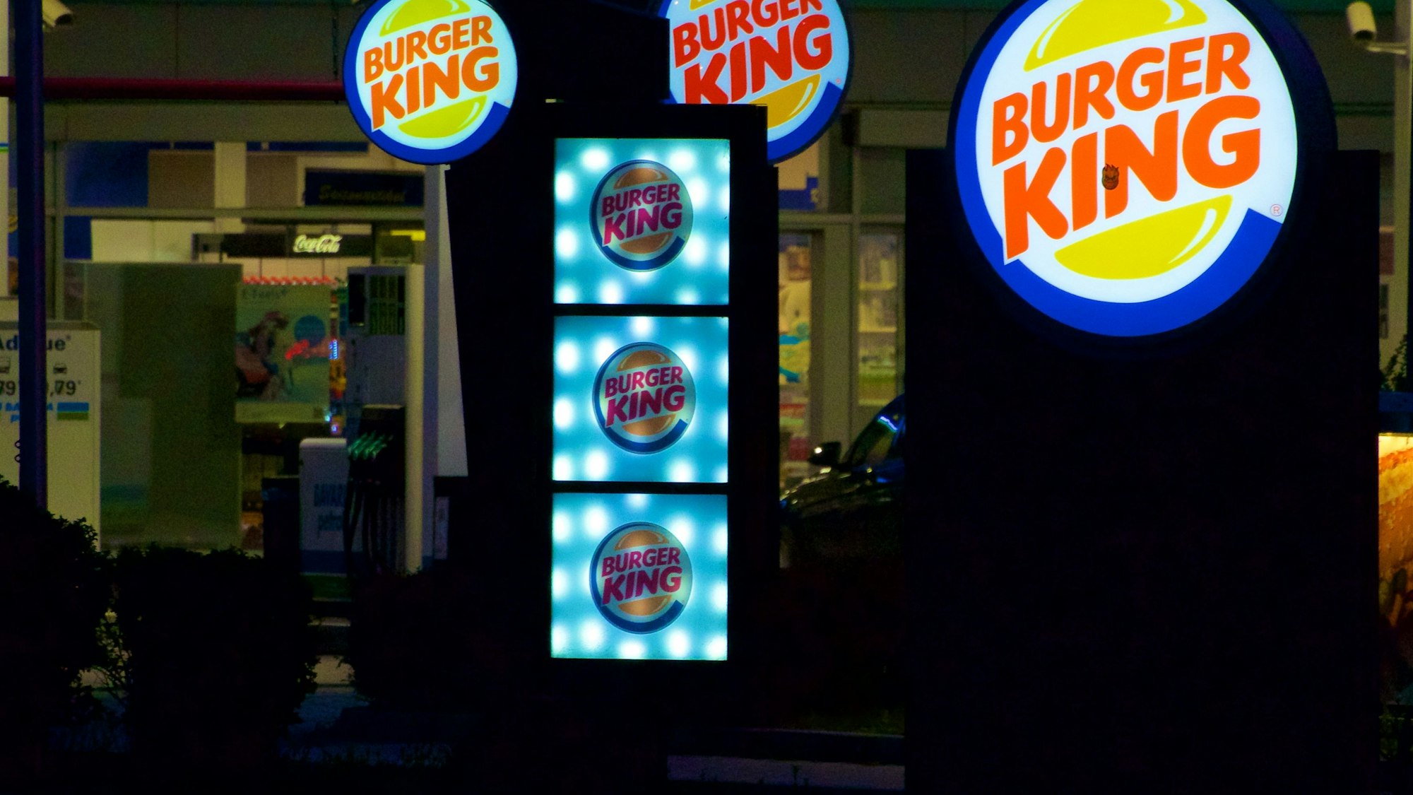 Ein Dickicht von Leuchtreklamen vor einer Münchner Burger-King-Filiale.