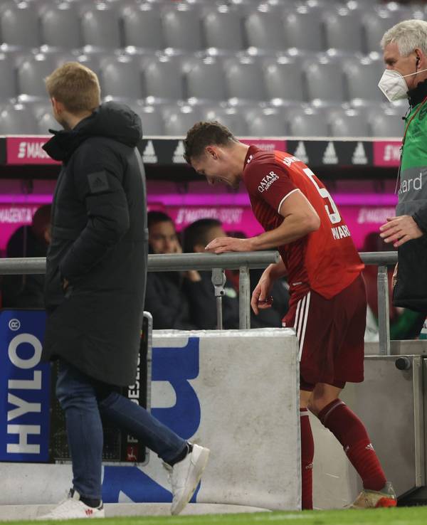 Benjamin Pavard vom FC Bayern geht in die Kabinen.