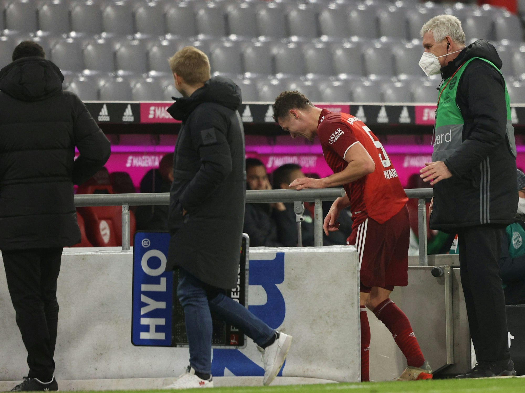 Benjamin Pavard vom FC Bayern geht in die Kabinen.