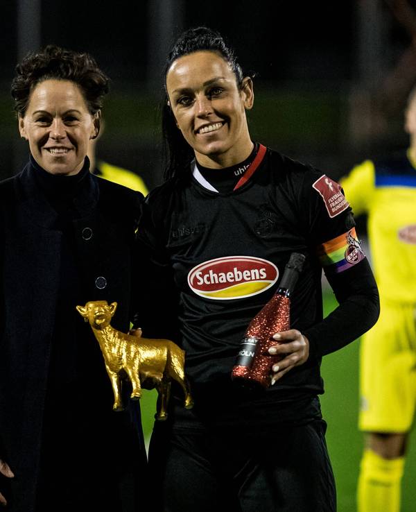 FC-Kapitänin Peggy Kuznik feierte beim Spiel gegen die SGS Essen ihr 300. Bundesliga-Spiel und wurde von Nicole Bender ausgezeichnet.