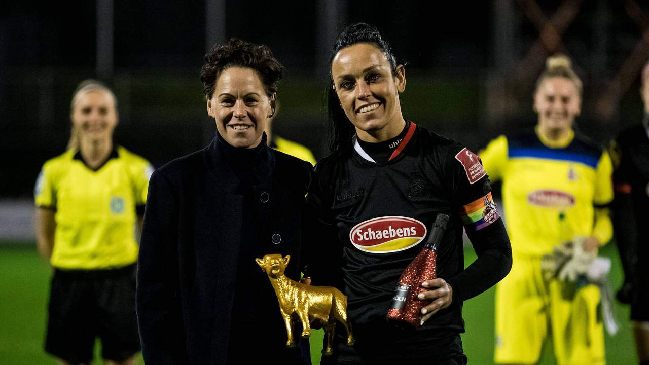 FC-Kapitänin Peggy Kuznik feierte beim Spiel gegen die SGS Essen ihr 300. Bundesliga-Spiel und wurde von Nicole Bender ausgezeichnet.