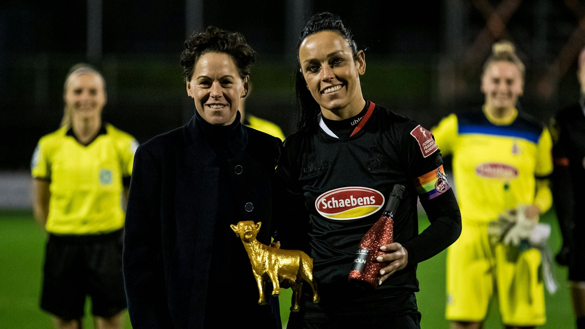 FC-Kapitänin Peggy Kuznik feierte beim Spiel gegen die SGS Essen ihr 300. Bundesliga-Spiel und wurde von Nicole Bender ausgezeichnet.