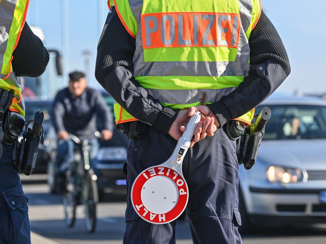 Unser Symbolfoto zeigt Beamte der Bundespolizei am 28. Oktober 2021 am deutsch-polnischen Grenzübergang in Frankfurt (Oder).