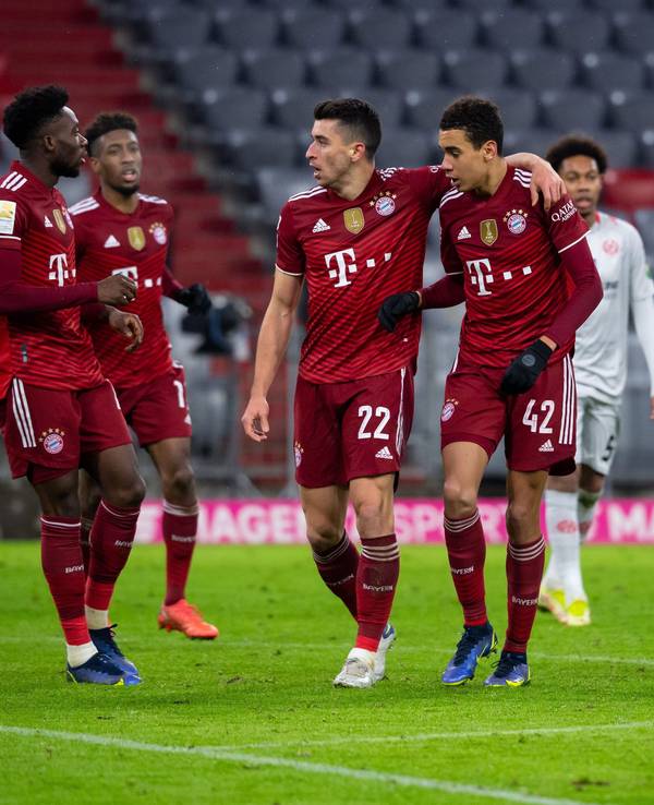 Die Spieler des FC Bayern München feiern den 2:1-Sieg über den 1. FSV Mainz 05.