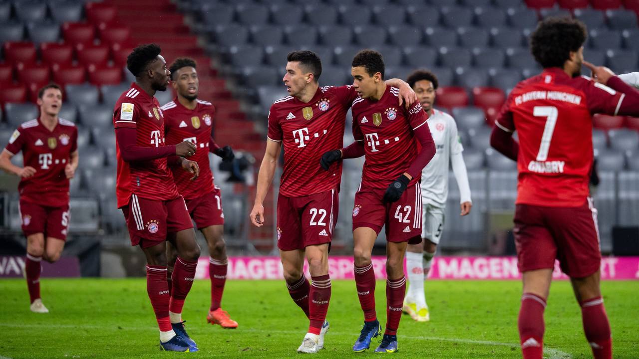 Die Spieler des FC Bayern München feiern den 2:1-Sieg über den 1. FSV Mainz 05.
