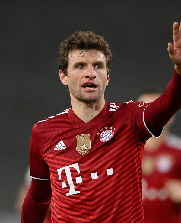 Thomas Müller (FC Bayern München) hebt die Hand beim Spiel in Stuttgart.