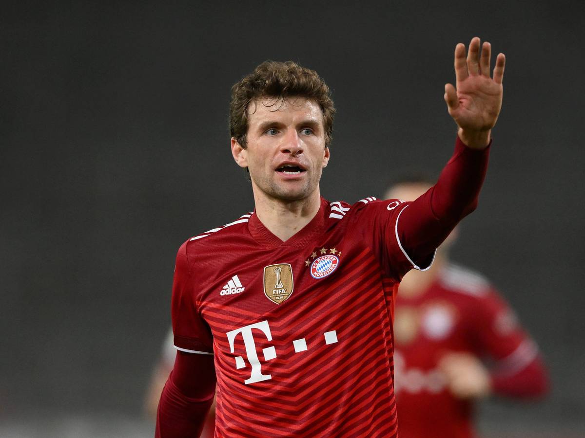 Thomas Müller (FC Bayern München) hebt die Hand beim Spiel in Stuttgart.
