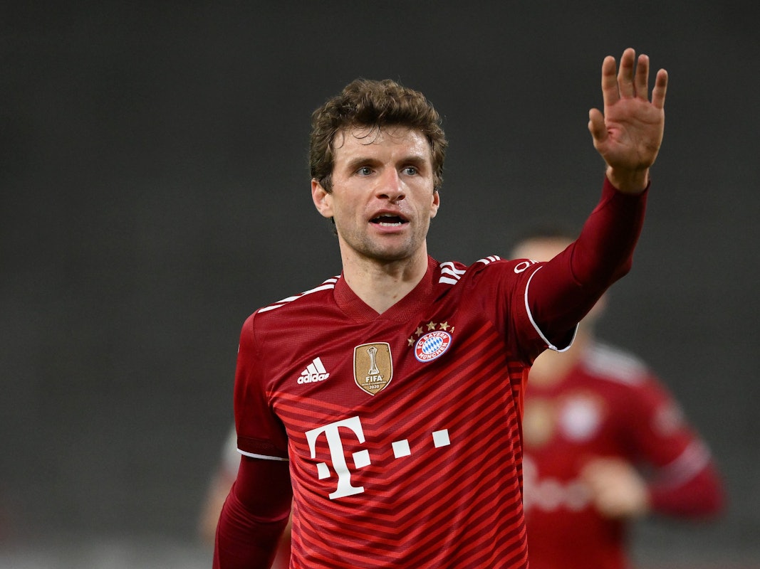 Thomas Müller (FC Bayern München) hebt die Hand beim Spiel in Stuttgart.