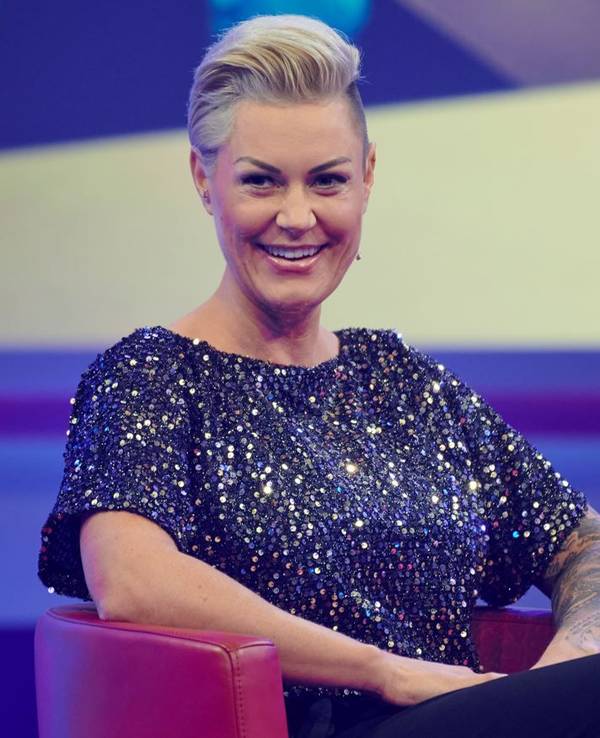Ärztin Carola Holzner sitzt beim RTL Jahresrückblick "Menschen, Bilder, Emotionen" 2020" im Studio.