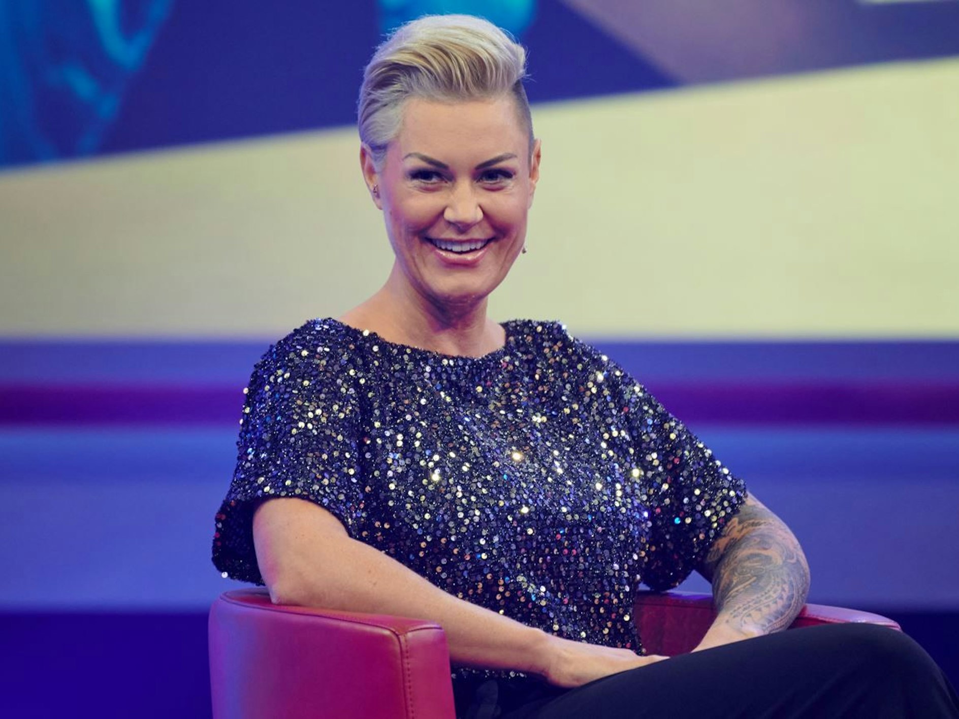 Ärztin Carola Holzner sitzt beim RTL Jahresrückblick "Menschen, Bilder, Emotionen" 2020" im Studio.