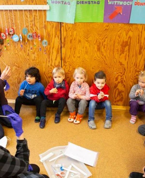 Kinder und Betreuer beim Lolli-Test in Köln.