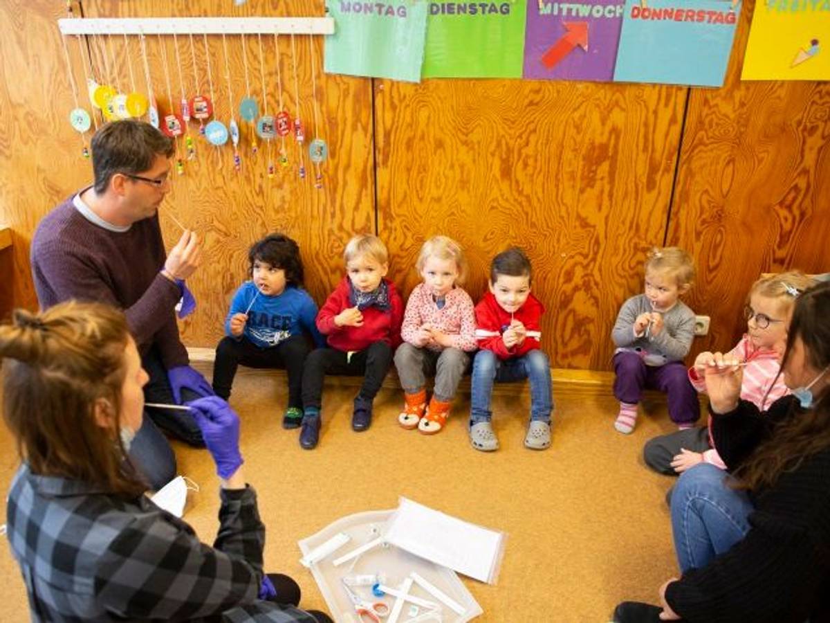 Kinder und Betreuer beim Lolli-Test in Köln.