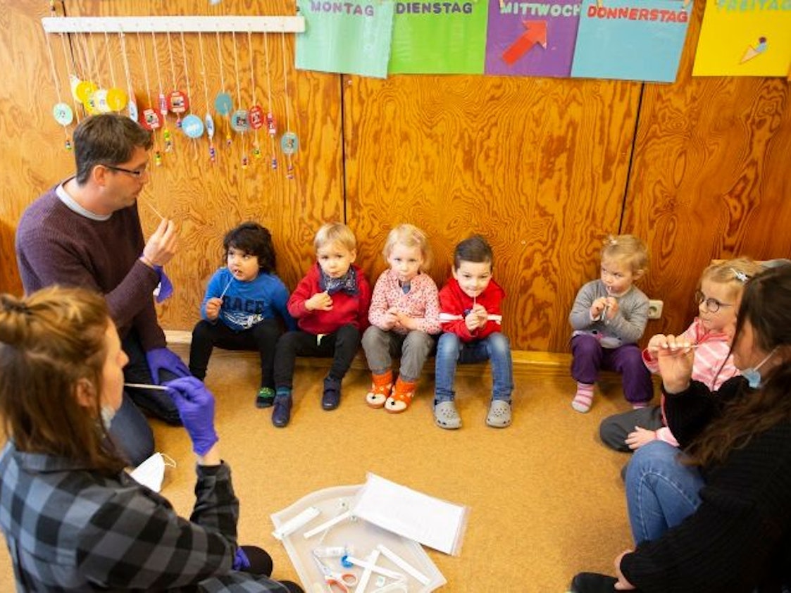 Kinder und Betreuer beim Lolli-Test in Köln.