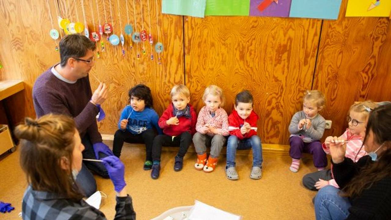 Kinder und Betreuer beim Lolli-Test in Köln.