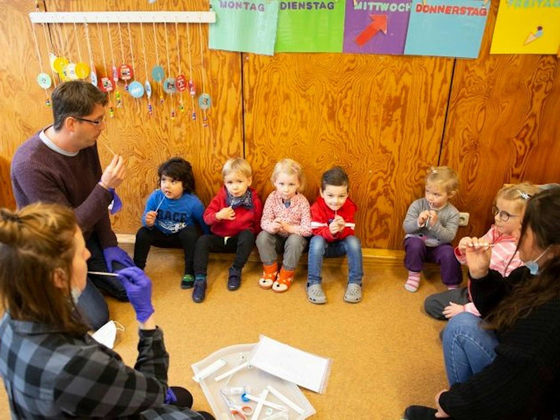 Kinder und Betreuer beim Lolli-Test in Köln.