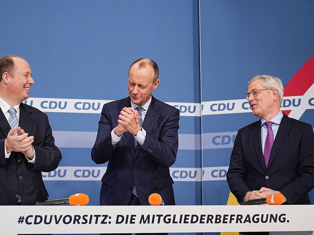 Friedrich Merz steht zwischen den Mitkandidaten für den Parteivorsitz Helge Braun und Norbert Röttgen nach der Bekanntgabe der Ergebnisse der CDU Mitgliederbefragung.