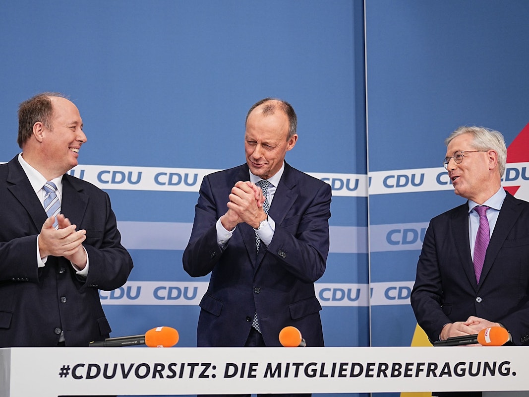 Friedrich Merz steht zwischen den Mitkandidaten für den Parteivorsitz Helge Braun und Norbert Röttgen nach der Bekanntgabe der Ergebnisse der CDU Mitgliederbefragung.