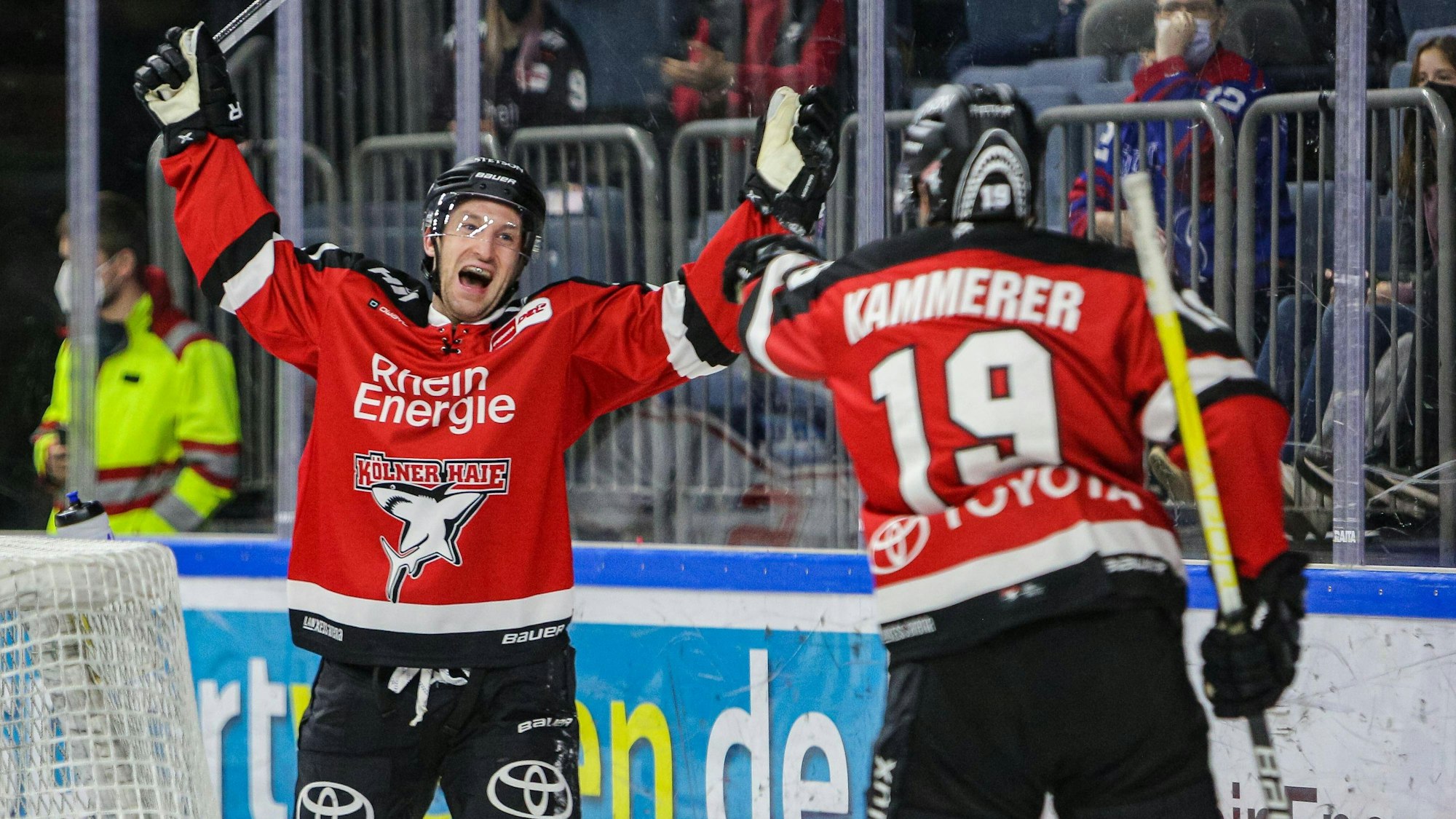 Maximilian Kammerer bedankt sich bei Mark Olver für den Assist zum 1:0.