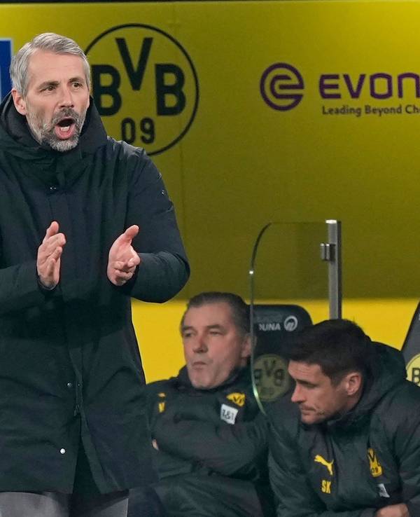 Marco Rose steht an der Seitenlinie und klatscht in die Hände.