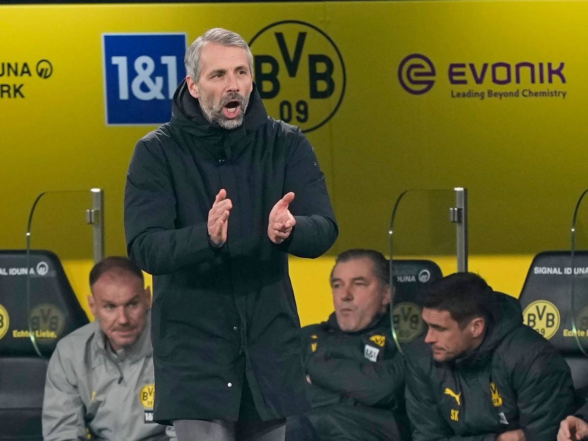 Marco Rose steht an der Seitenlinie und klatscht in die Hände.