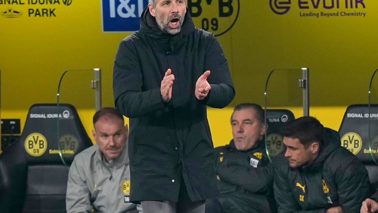 Marco Rose steht an der Seitenlinie und klatscht in die Hände.