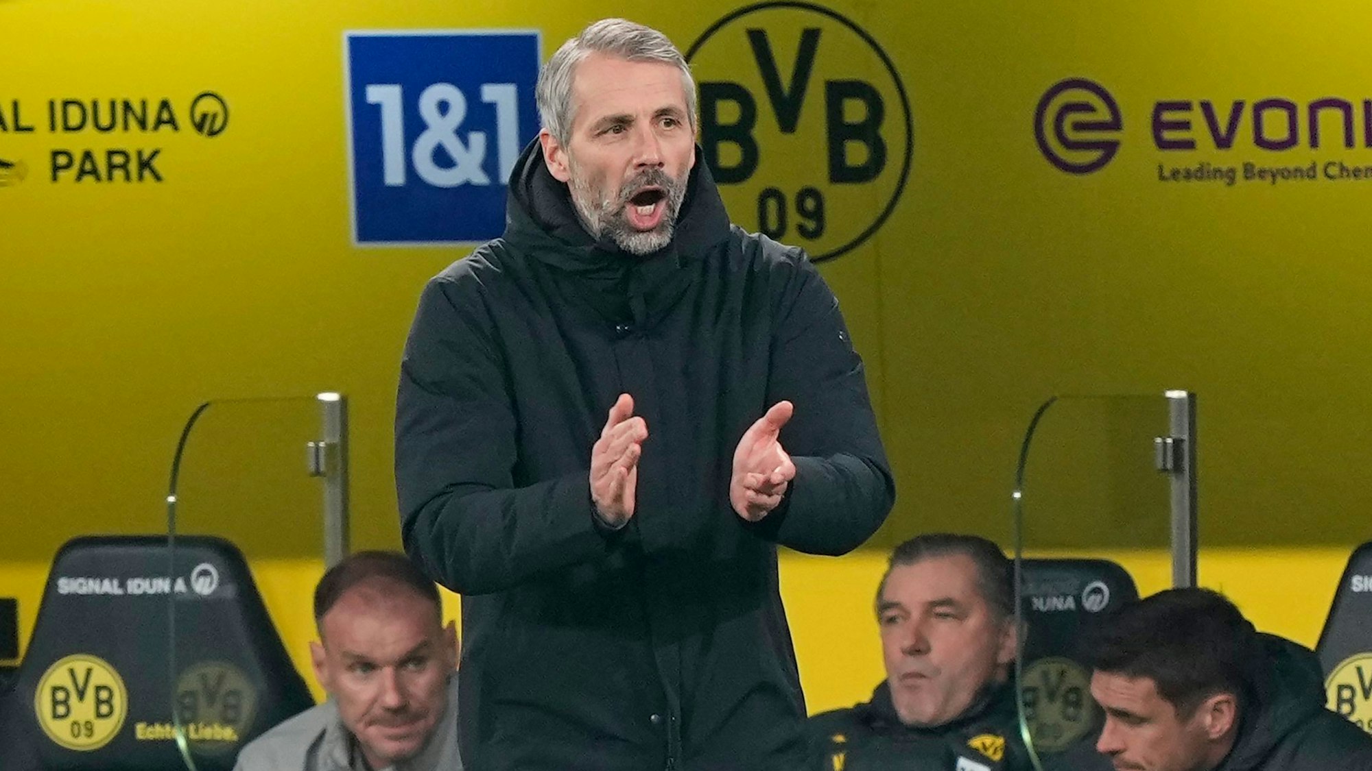 Marco Rose steht an der Seitenlinie und klatscht in die Hände.