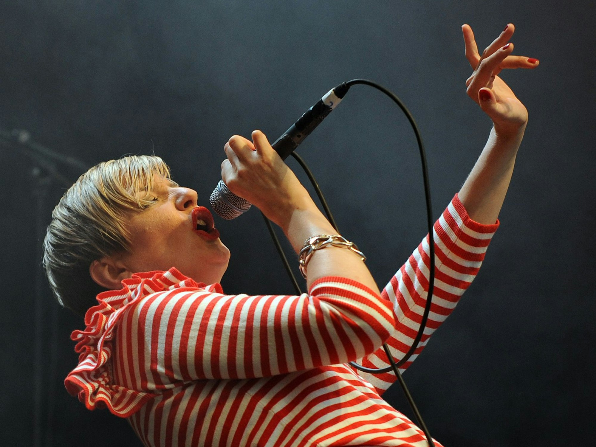 Suzie Kerstgens singt auf der Bühne.