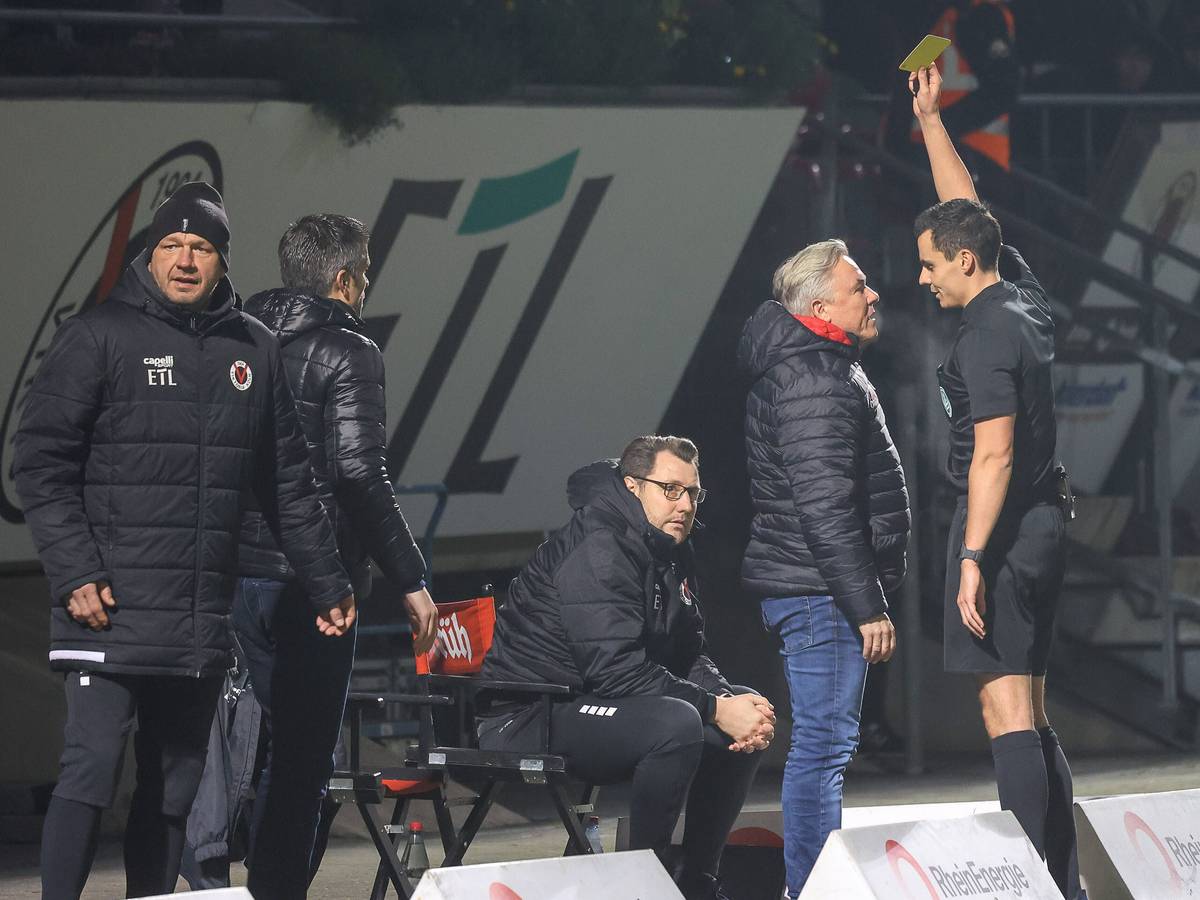 Gelbe Karte für Olaf Janßen im Spiel gegen Viktoria Berlin.