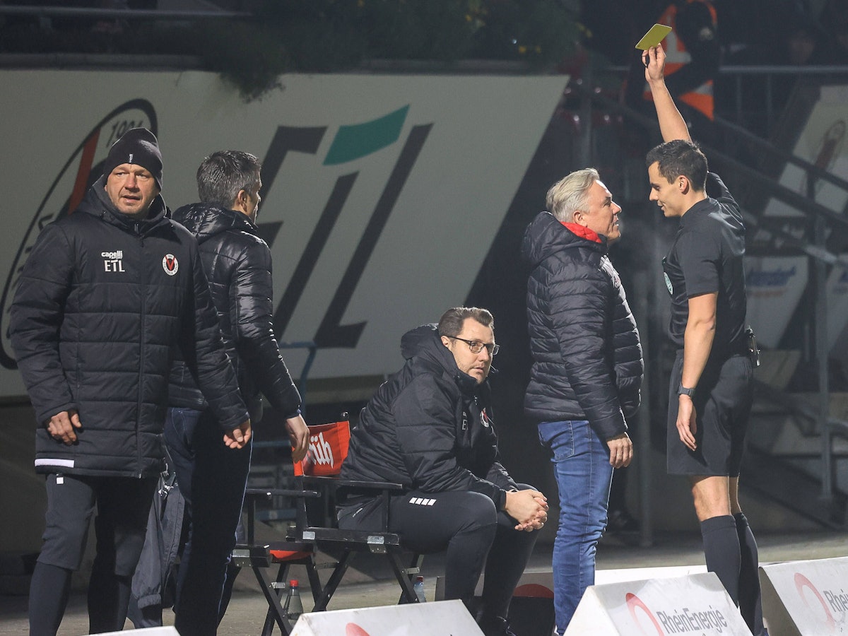 Gelbe Karte für Olaf Janßen im Spiel gegen Viktoria Berlin.