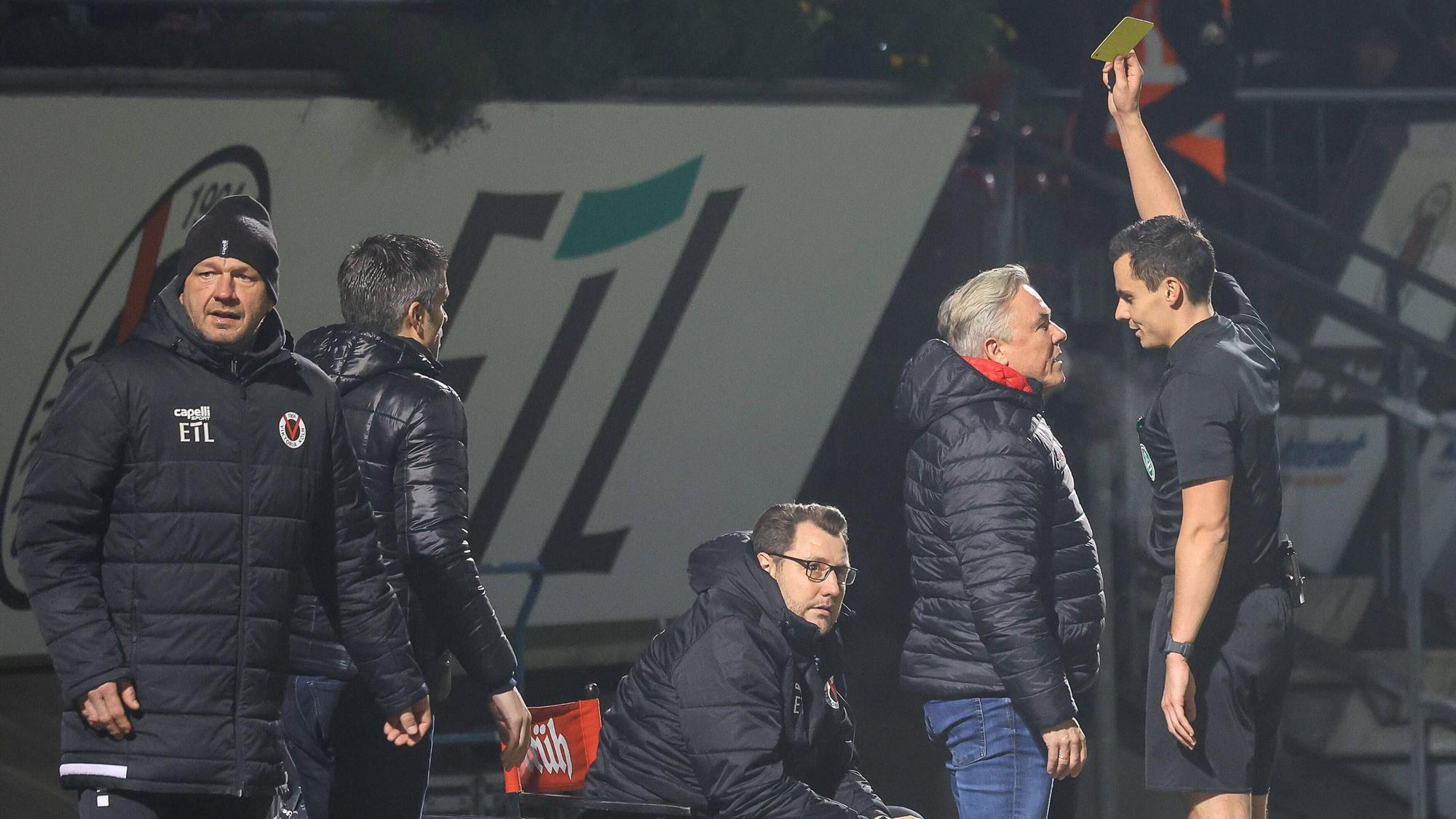Gelbe Karte für Olaf Janßen im Spiel gegen Viktoria Berlin.
