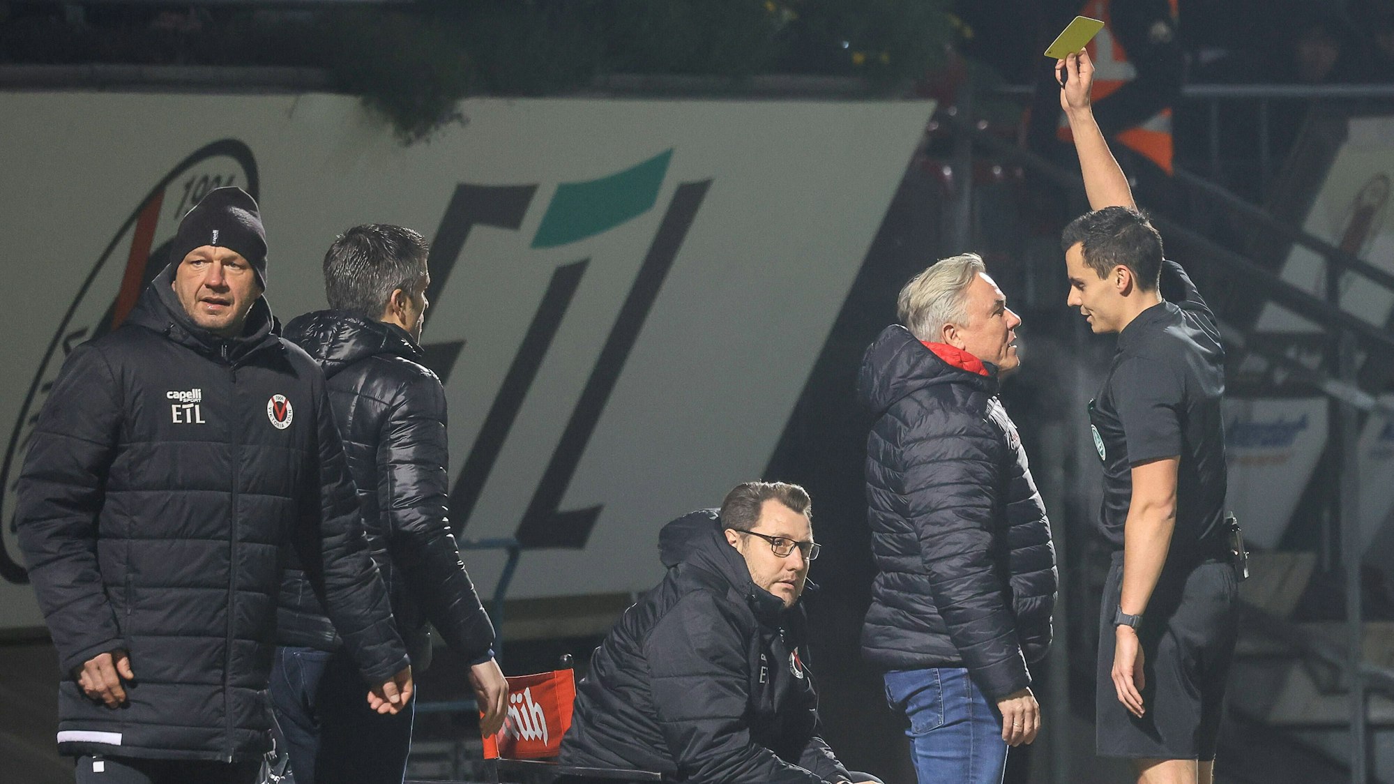 Gelbe Karte für Olaf Janßen im Spiel gegen Viktoria Berlin.