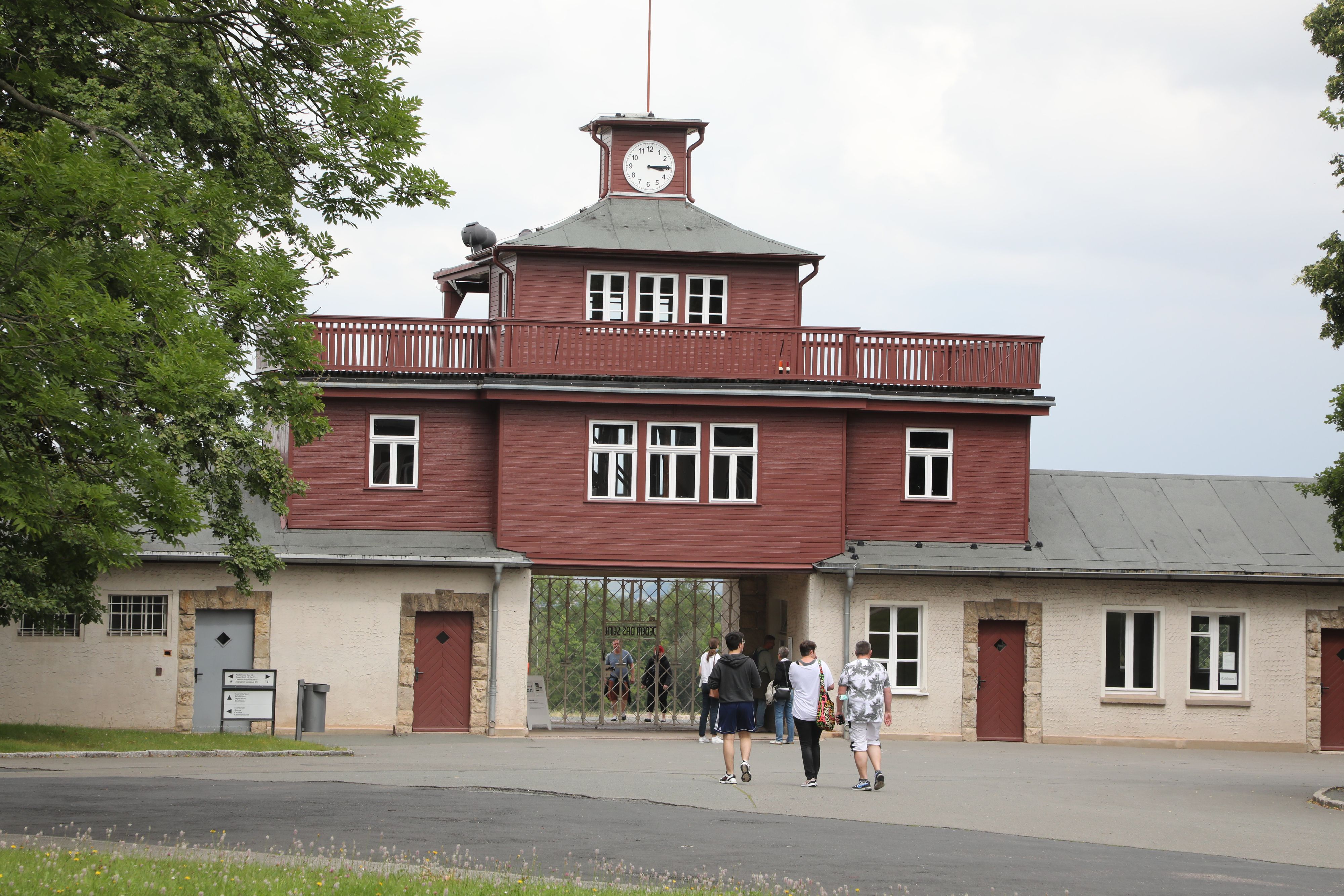Der Haupteingang des ehemaligen Konzentrationslagers Buchenwald.